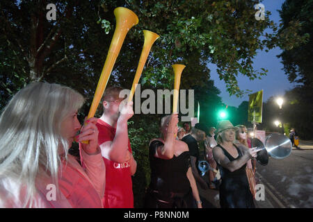 Die Demonstranten versammeln sich außerhalb der US-Botschafter Residenz im Regent's Park, London, als Teil der Proteste gegen den Besuch von US-Präsident Donald Trump nach Großbritannien. Stockfoto