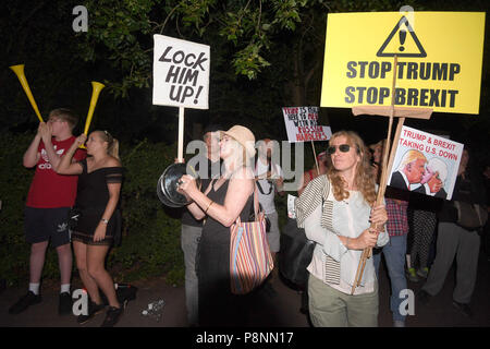 Die Demonstranten versammeln sich außerhalb der US-Botschafter Residenz im Regent's Park, London, als Teil der Proteste gegen den Besuch von US-Präsident Donald Trump nach Großbritannien. Stockfoto