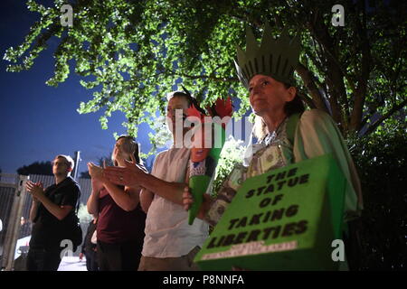 Die Demonstranten versammeln sich außerhalb der US-Botschafter Residenz im Regent's Park, London, als Teil der Proteste gegen den Besuch von US-Präsident Donald Trump nach Großbritannien. Stockfoto