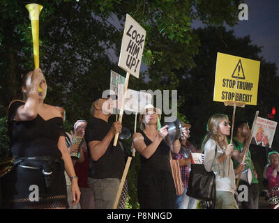 Die Demonstranten versammeln sich außerhalb der US-Botschafter Residenz im Regent's Park, London, als Teil der Proteste gegen den Besuch von US-Präsident Donald Trump nach Großbritannien. Stockfoto