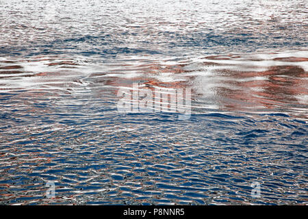 Zusammenfassung Hintergrund, Wasser in Monaco Hafen mit Reflexionen.. Stockfoto