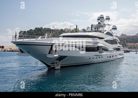 Luxus Yachten in Gewässern in der Nähe von Monaco. Stockfoto