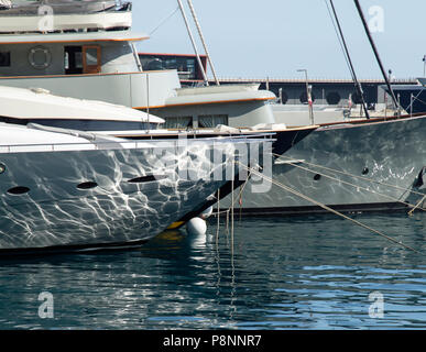 Luxus Yachten in Gewässern in der Nähe von Monaco. Stockfoto