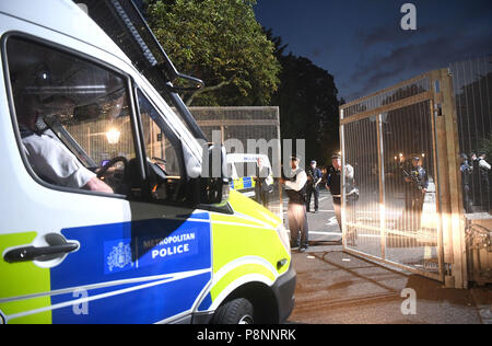 Polizei Aktivität außerhalb der US-Botschafter Residenz im Regent's Park in London, wo die Demonstranten als Teil der Proteste gegen den Besuch von US-Präsident Donald Trump in Großbritannien sammeln. Stockfoto