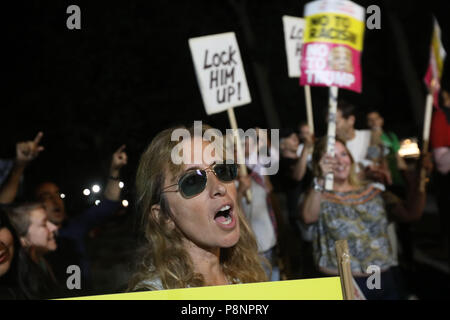 Demonstranten stehen außerhalb der US-Botschafter in Regent's Park, London, als Teil der Proteste gegen den Besuch von US-Präsident Donald Trump nach Großbritannien. Stockfoto