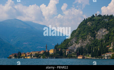 Varenna und die berühmte Burgruine, das Castello di Vezio als vom Comer See gesehen. Stockfoto