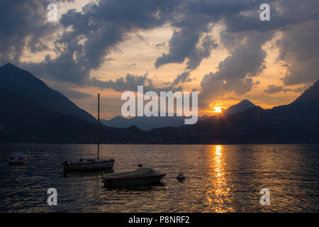 Die untergehende Sonne gesehen als von Varenna am Comer See. Stockfoto