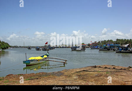 Fischerboote am Cutbon Angeln Steg entlang der Ems River in der Nähe von Cutbona Jetty in Goa, Ansicht von cavelossim Seite verankert. Stockfoto