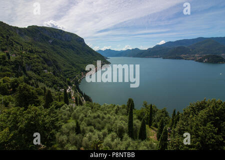 Eine südliche Aussicht auf den Comer See in Richtung Lecco. Fiumelatte kann auf der coastling gesehen werden. Stockfoto