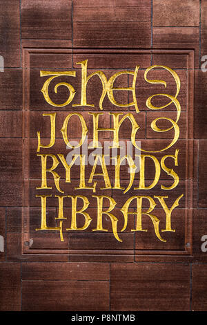 Eingravierten Namen der John Rylands Library auf dem rosa Cumbrian Sandstein Fassade des Gebäudes, Manchester, UK Stockfoto