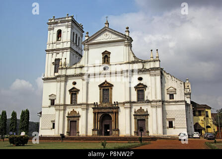 Fassade des historischen Se Kathedrale, St Catherine's Cathedral, Old Goa, Indien. Von den Portugiesen im 16. Jahrhundert erbaut, ist die größte Kirche in Asien. Stockfoto