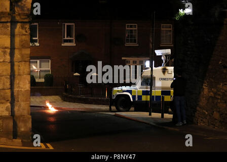 Die Szene auf Fahan Straße in Londonderry nach einem Benzin Bombe auf ein polizeifahrzeug am gleichen Tag geworfen wurde eine Orange um Parade machte es seinen Weg durch die Stadt als Teil der jährlichen Zwölften Juli feiern, Kennzeichnung der Sieg von König William III. Sieg über James II. in der Schlacht von Boyne im Jahre 1690. Bild Datum: Donnerstag, 12. Juli 2018. Störung hat in Londonderry für eine sechste aufeinander folgende Nacht abgefackelt. Jugendliche in der Stadt Bogside haben Benzin Bomben auf Polizei und zufällig vorbeifahrenden Fahrzeuge geworfen und auch ein Feuer an einer der Überführung. Siehe PA Geschichte ULSTER Paraden. Photo credit sollte lesen Stockfoto