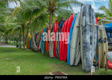 Singapur - Juli 8,2018: Pasir Ris Park. Kanus zu mieten. Singapur. Pasir Ris Park ist ein Beach Park befindet sich in dem Teil von Singapur, die in geöffnet Stockfoto