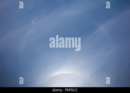 22 Grad Halo, parhelic Kreis und oberen Berührungsbogen in einem blauen Himmel Stockfoto