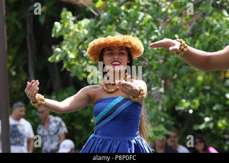 Tänzerin führt in der canoe Pageant. Polynesian Cultural Center, Laie, Insel Oahu, Hawaii, USA. Stockfoto