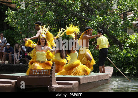 Tänzerinnen und Tänzer vertreten Tahiti und in der canoe Pageant durchführen. Polynesian Cultural Center, Laie, Insel Oahu, Hawaii, USA. Stockfoto