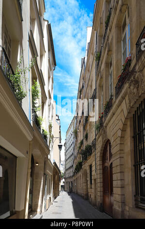 Die schmale Straße im Stadtteil Marais, Paris, Frankreich. Stockfoto