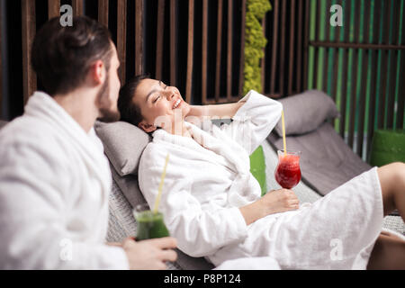 Nahaufnahme, Porträt der jungen Paare, die eine gute Zeit nach Behandlungen in der Resort mit moderner Inneneinrichtung Stockfoto