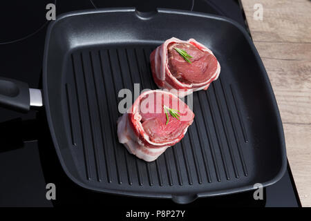 Zwei Stücke roh Filet mignon auf Grillpfanne Stockfoto