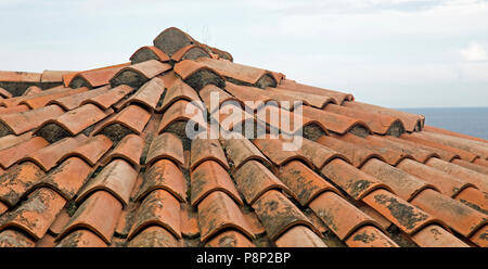 In der Nähe auf einem traditionellen Terrakottafliesen Dach. Stockfoto