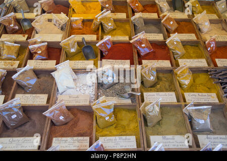 Kräuter und Gewürze in den Zeilen auf einem Markt in der Nähe stall geschossen Stockfoto