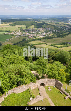 Die Ruinen der Burg Olbruck in der deutschen Landschaft der Eifel Stockfoto