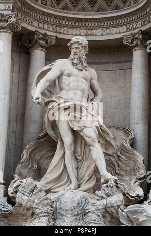 In der Nähe des Neptun (Poseidon) Statue auf dem Trevi-Brunnen in Rom, Italien Stockfoto