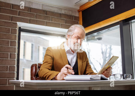 In der Nähe Bild von älteren Menschen mit Blick auf die Fotos auf der Tablette während der Arbeit Stockfoto