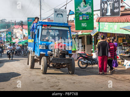Lkw-Traktor in der Hauptstraße, Kalaw, Myanmar (Birma) Stockfoto