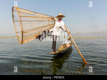 Intha Balancing Fisherman am Inle Lake, Myanmar (Birma) Stockfoto