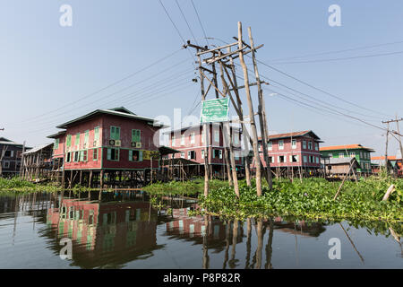 Stelzenhäuser und Stromkabel, Inle-See, Myanmar (Birma) Stockfoto