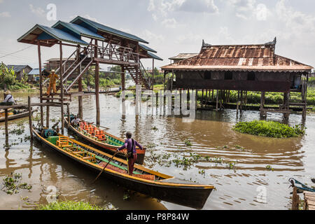 Brücke und Boote im Nga Phe Kyaung Kloster / Jumping Cats Kloster, Myanmar (Birma) Stockfoto