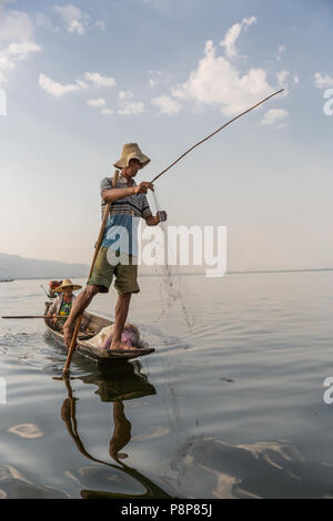 Intha Balancing Fisherman am Inle Lake, Myanmar (Birma) Stockfoto