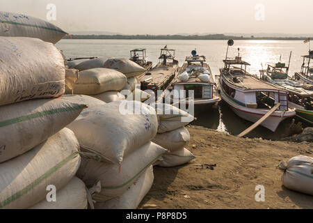 Fracht zum Verladen auf Booten auf dem Irrawaddy River, Mandalay, Myanmar (Birma) Stockfoto