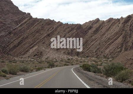 Der Blick entlang der malerischen Route 76, in La Rioja Provinz, Argentinien. Stockfoto
