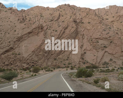 Der Blick entlang der malerischen Route 76, in La Rioja Provinz, Argentinien. Stockfoto
