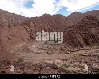 Der Blick entlang der malerischen Route 76, in La Rioja Provinz, Argentinien. Stockfoto