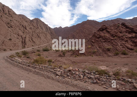 Der Blick entlang der malerischen Route 76, in La Rioja Provinz, Argentinien. Stockfoto