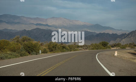 Der Blick entlang der malerischen Route 76, in La Rioja Provinz, Argentinien. Stockfoto