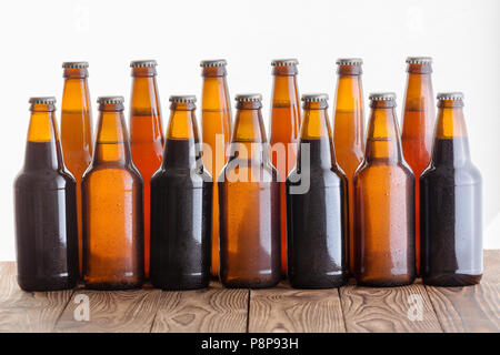 Doppelte Reihe von sortierten gekühlt Hausgemachte nicht etikettierten Flaschen von handwerklichen Biere von einer Vielzahl von Arten in verschiedenen geformten Flaschen geeignet für Werbung o Stockfoto