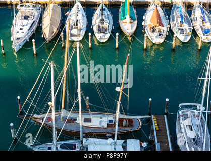 Ansicht von oben von Yachten in Ihren rutscht bei einer Marina Stockfoto