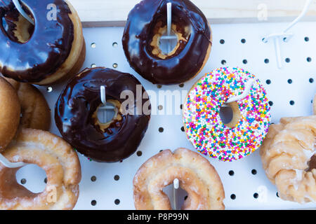 Runde frische Donuts mit Picknick im Grünen hängen Stockfoto