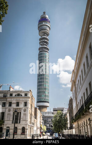 Der BT Tower von Fitzroy Square-a Communications Tower in London. War vorher bekannt als die GPO-Turm, der Post und der Telecom Tower. Stockfoto