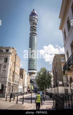 Der BT Tower von Fitzroy Square-a Communications Tower in London. War vorher bekannt als die GPO-Turm, der Post und der Telecom Tower. Stockfoto