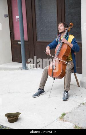 Straßenmusiker in LANGEAC, (43) HAUTE-LOIRE, AUVERGNE Stockfoto