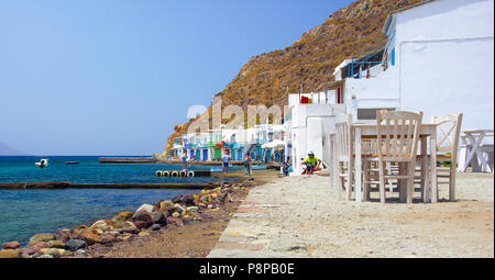 Klima Dorf (traditionelle griechische Dorf am Meer, das im Stil der Kykladen) mit sirmata - der traditionellen Häuser der Fischer, Insel Milos, Kykladen, Griechenland Stockfoto