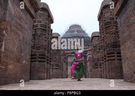 Odissi ist eines der acht klassischen Tanzformen Indiens, vom Zustand von odisha. Hier die Tänzerin stellt sich vor Tempeln mit Skulpturen Stockfoto