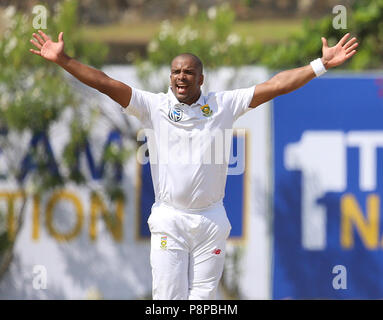 Südafrikanische cricketer Vernon Philander Appelle für ein Bein vor dem Wicket (LBW) Entscheidung gegen Sri Lankan Batsman Dimuth Karunaratne während des ersten Tages Ihrer öffnung Test Match zwischen Sri Lanka und Südafrika bei Galle International Cricket Stadion in Galle am 12. Juli 2018. (Foto durch Lahiru hat Harshana/Pacific Press) Stockfoto