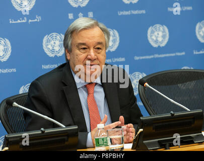 New York, Vereinigte Staaten. 12. Juli 2018. Generalsekretär der Vereinten Nationen, Antonio Guterres führt Pressekonferenz im Hauptsitz der Vereinten Nationen Quelle: Lev Radin/Pacific Press/Alamy leben Nachrichten Stockfoto