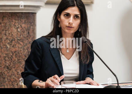 Rom, Italien. 12. Juli 2018. Rom, Italien, 12. JULI Pressekonferenz des Bürgermeisters von Rom Virginia Raggi, Präsentation der Neudefinition der Aktionsplan für Leasingverhältnisse in Bezug auf die verfügbaren Assets für Wohnzwecke der Roma Capitale. Am 12. Juli 2018 in Rom, Italien Quelle: Andrea Ronchini/Pacific Press/Alamy leben Nachrichten Stockfoto